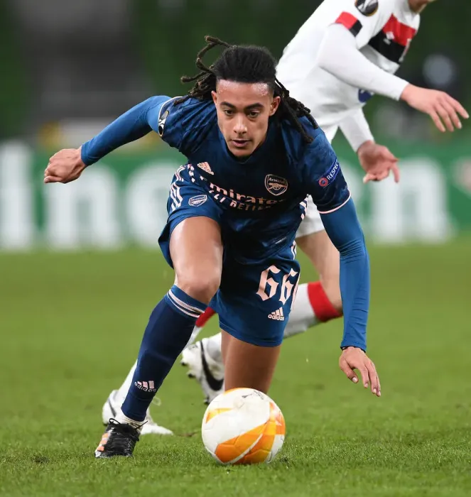 Framed Print : Arsenal's Miguel Azeez Storms Past Dundalk: UEFA Europa League Clash