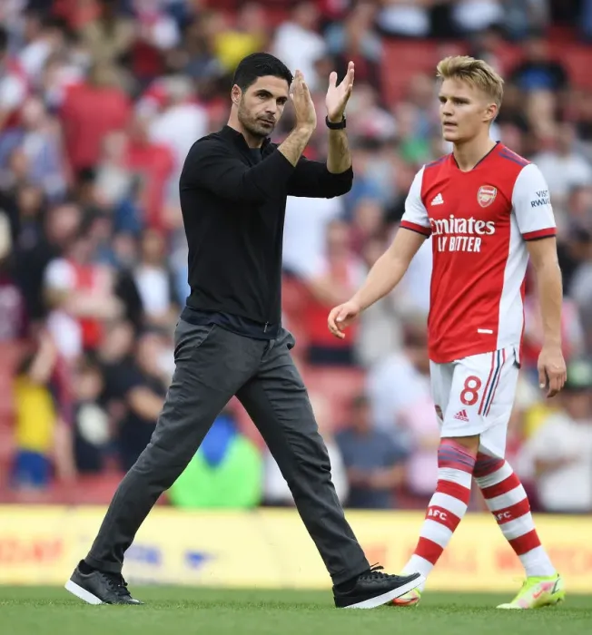 Framed Print : Arsenal's Mikel Arteta Celebrates with Fans After Victory over Norwich City