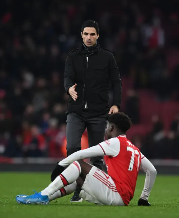 Framed Print : Arsenal's Mikel Arteta Comforts Distressed Bukayo Saka Amidst Chelsea Rivalry