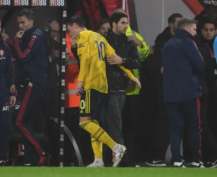 Framed Print : Arsenal's Mikel Arteta Embraces Mesut Ozil After Substitution during AFC Bournemouth vs Arsenal (2019-20) Framed Print : Arsenal's Mikel Arteta Embraces Mesut Ozil After Substitution during AFC Bournemouth vs Arsenal (2019-20)