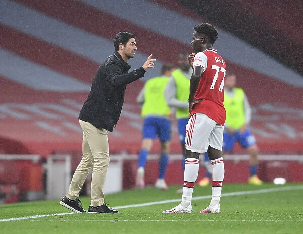 Arsenal's Mikel Arteta Guides Bukayo Saka during Arsenal vs. Leicester City (2019-20)