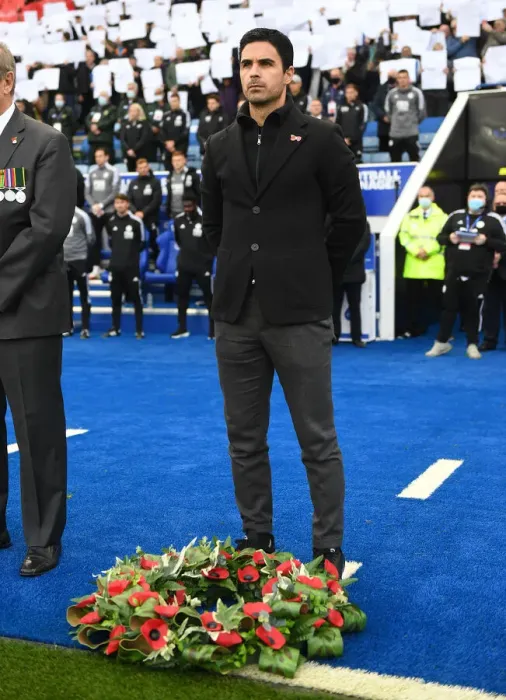 Framed Print : Arsenal's Mikel Arteta Pays Tribute with Wreath before Leicester City Clash