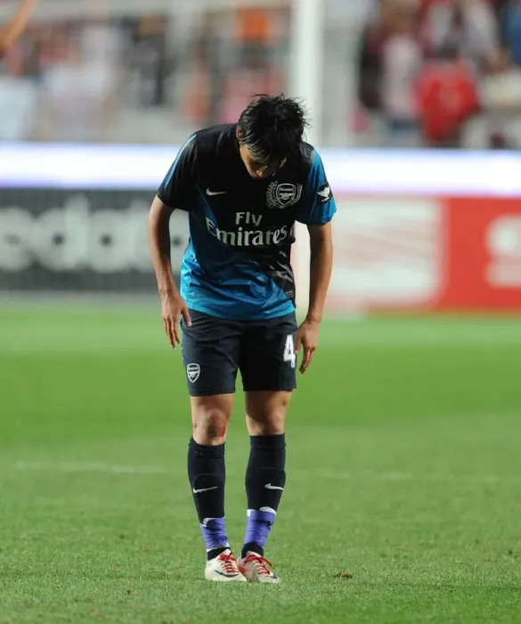 Framed Print : Arsenal's Miyaichi Pays Tribute to Fans after Benfica Friendly Match, Lisbon 2011 Framed Print : Arsenal's Miyaichi Pays Tribute to Fans after Benfica Friendly Match, Lisbon 2011