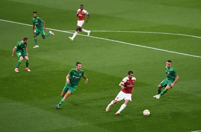 Framed Print : Arsenal's Mkhitaryan Faces Off Against Vorskla's Sharpar in Europa League Clash Framed Print : Arsenal's Mkhitaryan Faces Off Against Vorskla's Sharpar in Europa League Clash