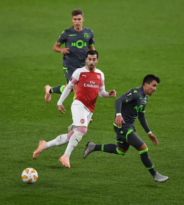 Framed Print : Arsenal's Mkhitaryan Fends Off Acuna Pressure in Europa League Clash Framed Print : Arsenal's Mkhitaryan Fends Off Acuna Pressure in Europa League Clash