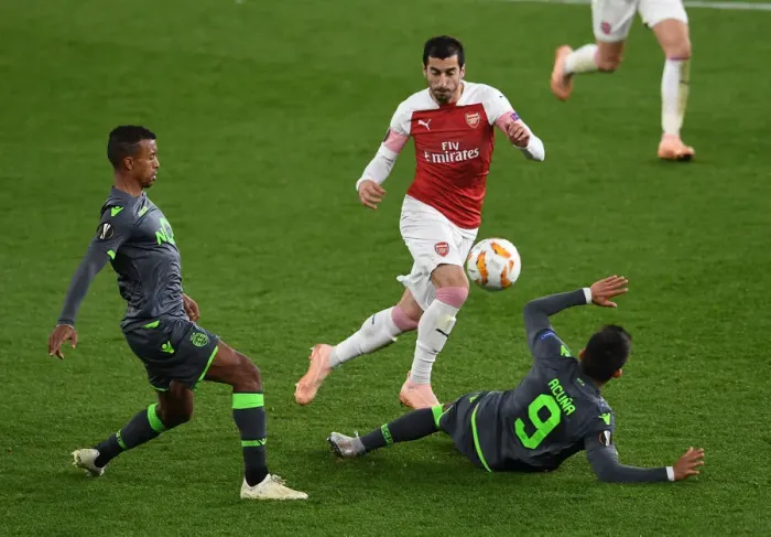 Framed Print : Arsenal's Mkhitaryan Fends Off Sporting Duo Nani and Acuna in Europa League Clash