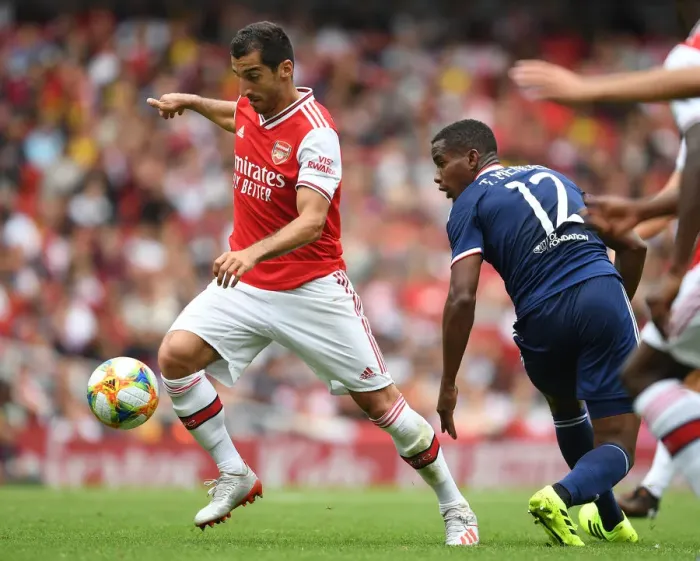Framed Print : Arsenal's Mkhitaryan Outmaneuvers Lyon's Thiago Mendes in Emirates Cup Clash