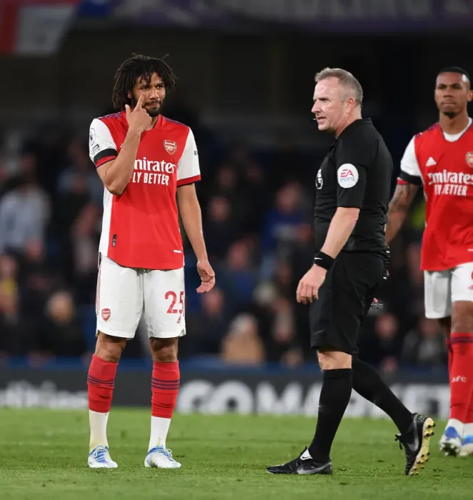 Framed Print : Arsenal's Mo Elneny Contests Call with Referee during Chelsea Clash (Premier League 2021-22)