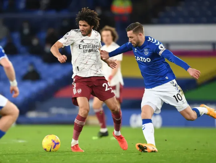 Framed Print : Arsenal's Mo Elneny Outmaneuvers Everton's Gylfi Sigurdsson in Premier League Clash