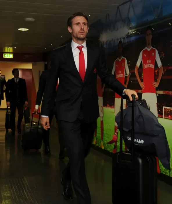 Framed Print : Arsenal's Monreal Heads to the Changing Room Before Arsenal vs Swansea City (2016-17) Framed Print : Arsenal's Monreal Heads to the Changing Room Before Arsenal vs Swansea City (2016-17)
