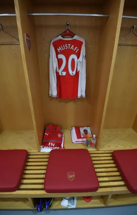 Framed Print : Arsenal's Mustafa Prepares for Arsenal v Watford Clash (2016-17)