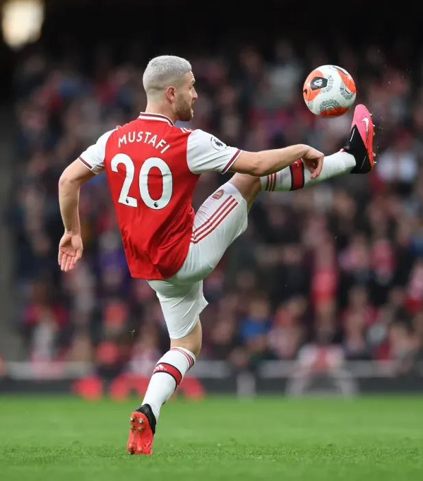 Framed Print : Arsenal's Mustafi in Action Against Everton in the Premier League Framed Print : Arsenal's Mustafi in Action Against Everton in the Premier League