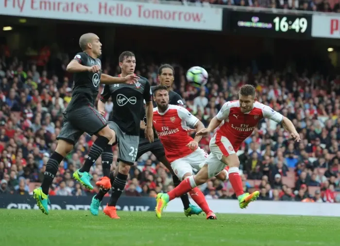 Framed Print : Arsenal's Mustafi Stands Firm Against Southampton's Romeu and Fonte