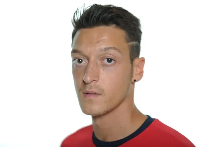 Framed Print : Arsenal's New Signing Mesut Ozil at Munich Photo Shoot Framed Print : Arsenal's New Signing Mesut Ozil at Munich Photo Shoot