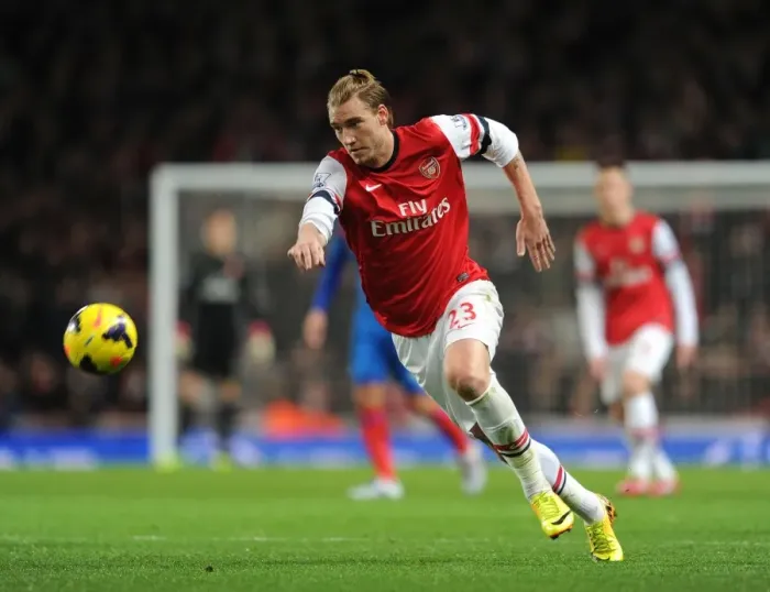 Framed Print : Arsenal's Nicklas Bendtner in Action against Hull City (2013-14) Framed Print : Arsenal's Nicklas Bendtner in Action against Hull City (2013-14)