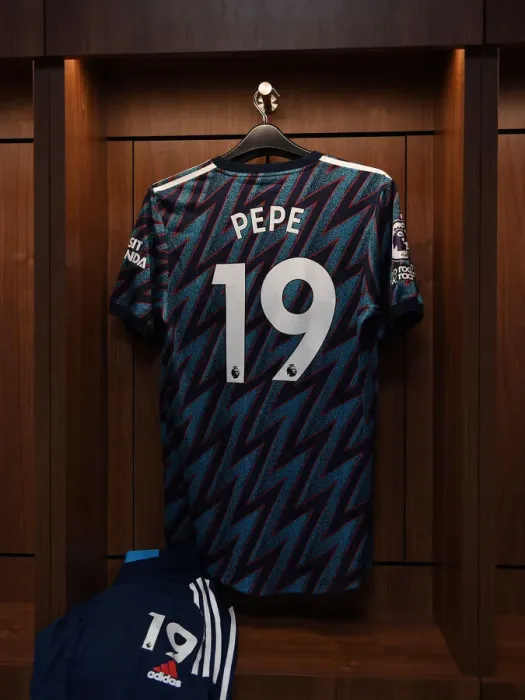 Framed Print : Arsenal's Nicolas Pepe Jersey in Brentford Changing Room - Brentford vs Arsenal, 2021-22 Premier League