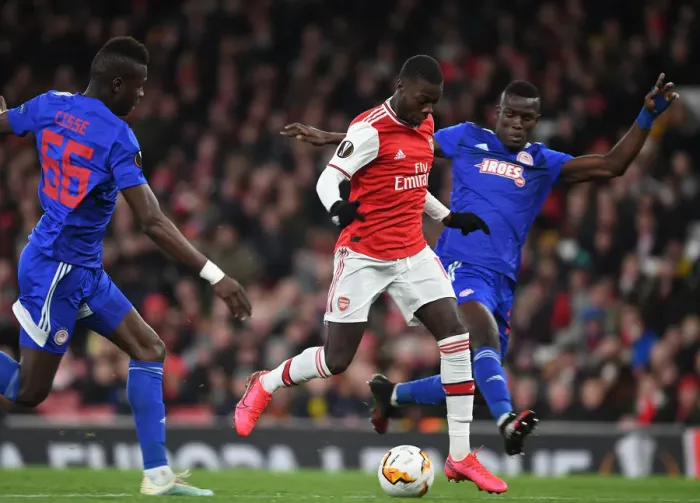 Framed Print : Arsenal's Nicolas Pepe Outwits Pape Abou Cisse: Europa League Thriller at Emirates Stadium