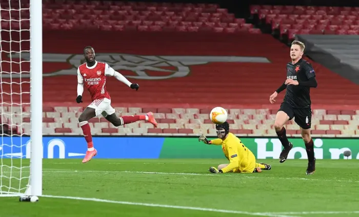 Framed Print : Arsenal's Nicolas Pepe Scores Chip Against Slavia Praha in Empty Europa League Quarterfinal Framed Print : Arsenal's Nicolas Pepe Scores Chip Against Slavia Praha in Empty Europa League Quarterfinal