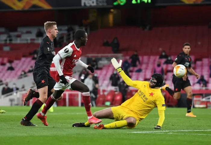 Framed Print : Arsenal's Nicolas Pepe Scores in Empty Emirates Stadium Against Slavia Praha in UEFA Europa League Quarterfinals