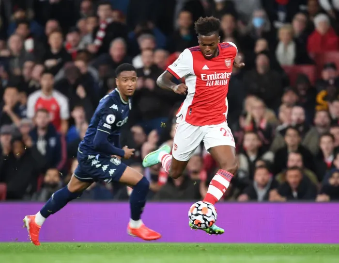 Framed Print : Arsenal's Nuno Tavares in Action Against Aston Villa in the Premier League Framed Print : Arsenal's Nuno Tavares in Action Against Aston Villa in the Premier League