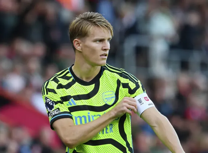 Framed Print : Arsenal's Odegaard Adjusts Captain's Armband in AFC Bournemouth Clash (2023-24)