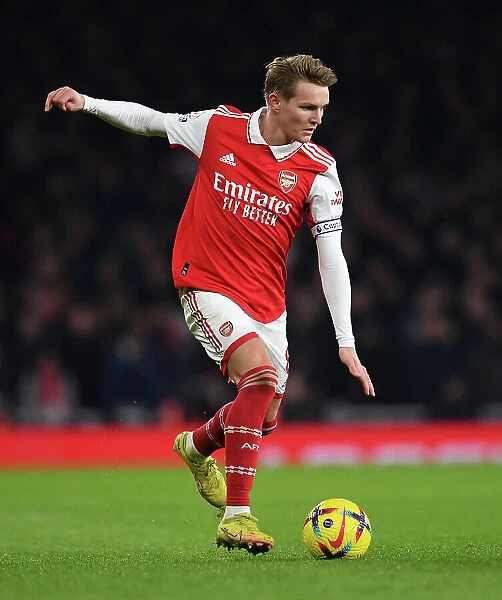 Arsenal's Odegaard Battles Manchester United: Midfield Showdown at Emirates