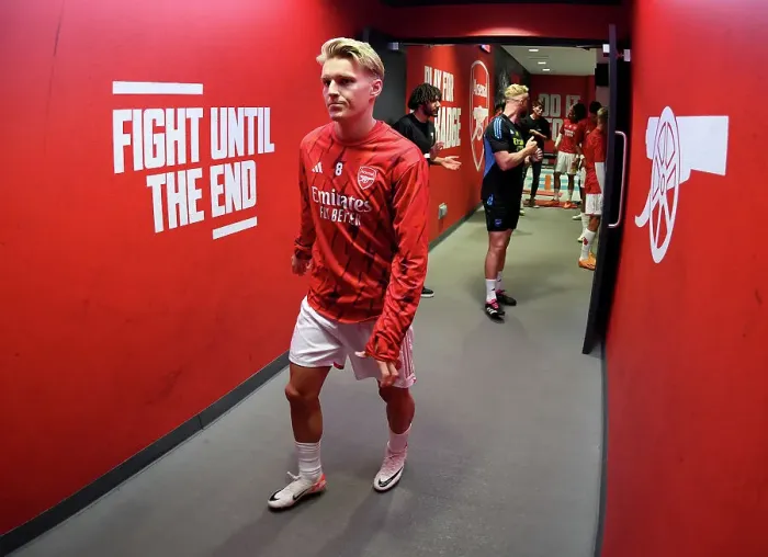 Framed Print : Arsenal's Odegaard Prepares for Battle: Arsenal FC vs Fulham FC, Premier League 2023-24