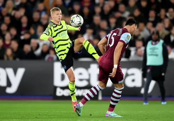 Framed Print : Arsenal's Oleksandr Zinchenko in Control at London Stadium: West Ham United vs Arsenal, Carabao Cup 2023-24