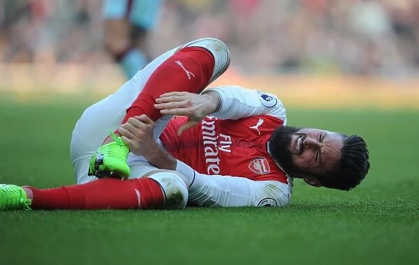 Arsenal's Olivier Giroud in Action during Premier League Clash Against Burnley (2016-17)