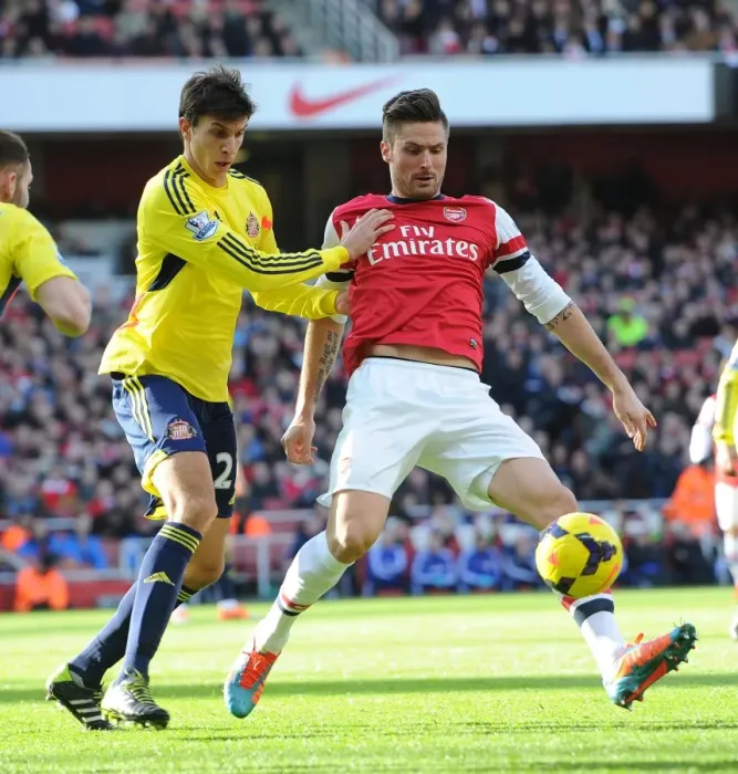 Framed Print : Arsenal's Olivier Giroud Battles Sunderland's Santiago Vergini Framed Print : Arsenal's Olivier Giroud Battles Sunderland's Santiago Vergini