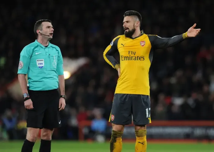 Framed Print : Arsenal's Olivier Giroud Discusses Calls with Referee during AFC Bournemouth vs Arsenal (2016-17) Framed Print : Arsenal's Olivier Giroud Discusses Calls with Referee during AFC Bournemouth vs Arsenal (2016-17)
