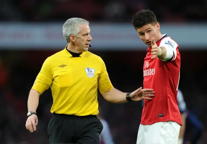 Framed Print : Arsenal's Olivier Giroud in Discussion with Referee Chris Foy during Arsenal v Stoke City Match, Premier League 2012-13 Framed Print : Arsenal's Olivier Giroud in Discussion with Referee Chris Foy during Arsenal v Stoke City Match, Premier League 2012-13