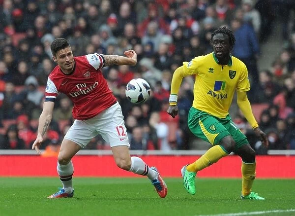 Arsenal's Olivier Giroud Fends Off Norwich's Kei Kamara in Premier League Clash