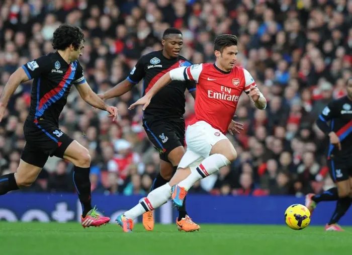 Framed Print : Arsenal's Olivier Giroud Outmaneuvers Crystal Palace Defenders Kagisho Dikgacoi and Mile Jedinak