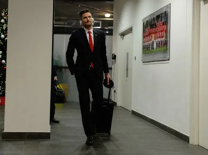 Framed Print : Arsenal's Olivier Giroud Prepares for Arsenal v Southampton Clash (2014-15) Framed Print : Arsenal's Olivier Giroud Prepares for Arsenal v Southampton Clash (2014-15)