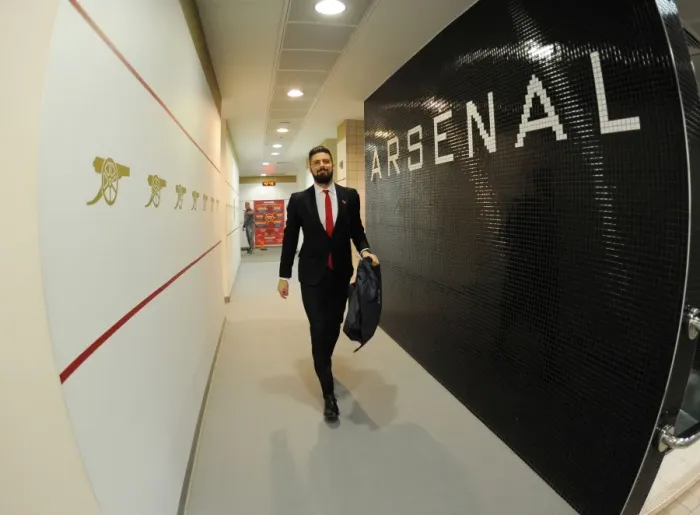 Framed Print : Arsenal's Olivier Giroud Prepares for Kick-off Against Hull City (Arsenal v Hull City, 2016-17)