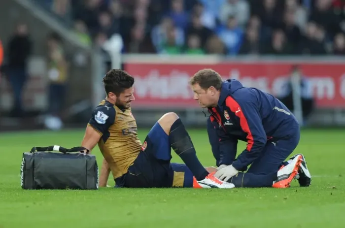 Framed Print : Arsenal's Olivier Giroud Receives Medical Attention from Physio Colin Lewin during Swansea Match, 2015-16 Framed Print : Arsenal's Olivier Giroud Receives Medical Attention from Physio Colin Lewin during Swansea Match, 2015-16