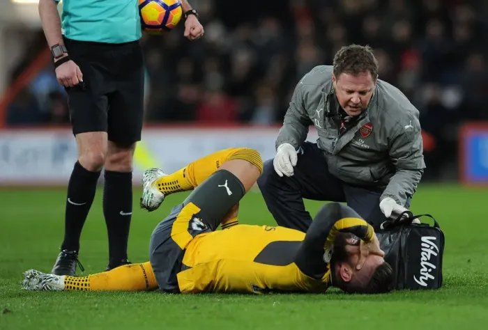 Framed Print : Arsenal's Olivier Giroud Receives Treatment from Physio during AFC Bournemouth Match, 2016-17 Framed Print : Arsenal's Olivier Giroud Receives Treatment from Physio during AFC Bournemouth Match, 2016-17