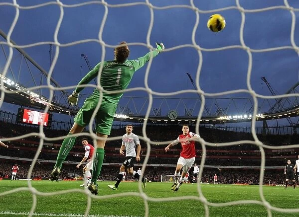 Arsenal's Olivier Giroud Scores Hat-Trick: Crushing 3-0 Victory Over Fulham in 2012-13 Premier League