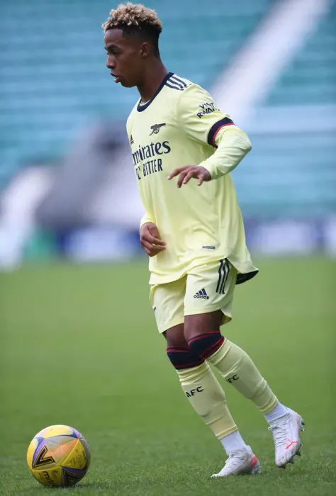 Framed Print : Arsenal's Omari Hutchinson in Action during Pre-Season Clash against Hibernian (2021-22)