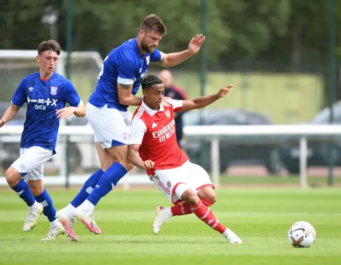 Framed Print : Arsenal's Omari Hutchinson in Pre-Season Action Against Ipswich Town Framed Print : Arsenal's Omari Hutchinson in Pre-Season Action Against Ipswich Town