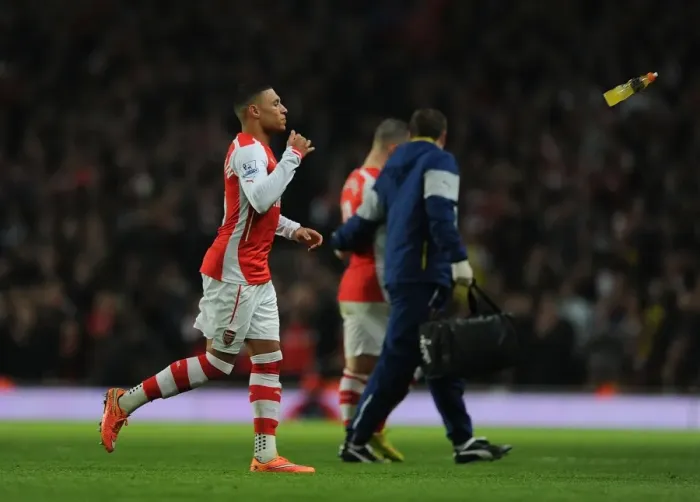 Framed Print : Arsenal's Oxlade-Chamberlain Battles for Possession against Manchester United (Premier League 2014-15) Framed Print : Arsenal's Oxlade-Chamberlain Battles for Possession against Manchester United (Premier League 2014-15)