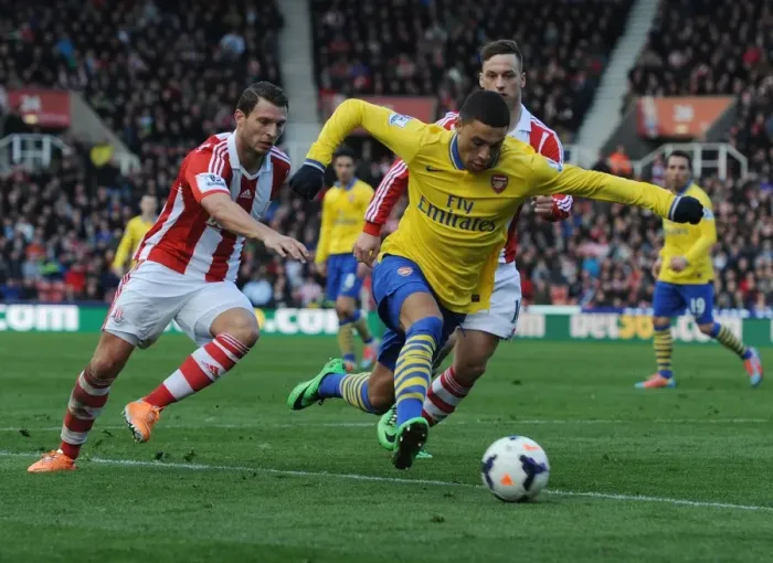 Framed Print : Arsenal's Oxlade-Chamberlain Breezes Past Stoke's Peiters and Arnautovic