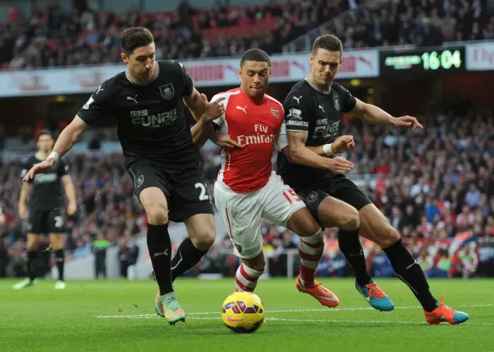 Framed Print : Arsenal's Oxlade-Chamberlain Clashes with Burnley's Ward and Shackell Framed Print : Arsenal's Oxlade-Chamberlain Clashes with Burnley's Ward and Shackell