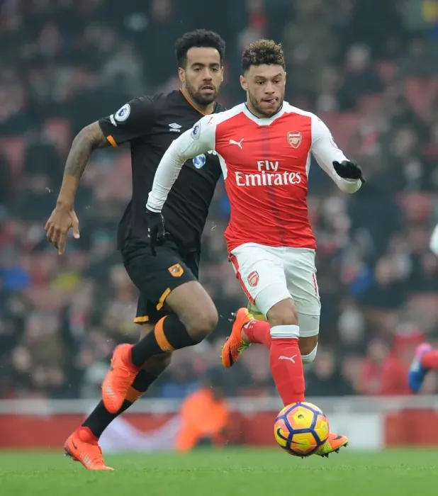Framed Print : Arsenal's Oxlade-Chamberlain Clashes with Hull's Huddlestone in Premier League Showdown Framed Print : Arsenal's Oxlade-Chamberlain Clashes with Hull's Huddlestone in Premier League Showdown