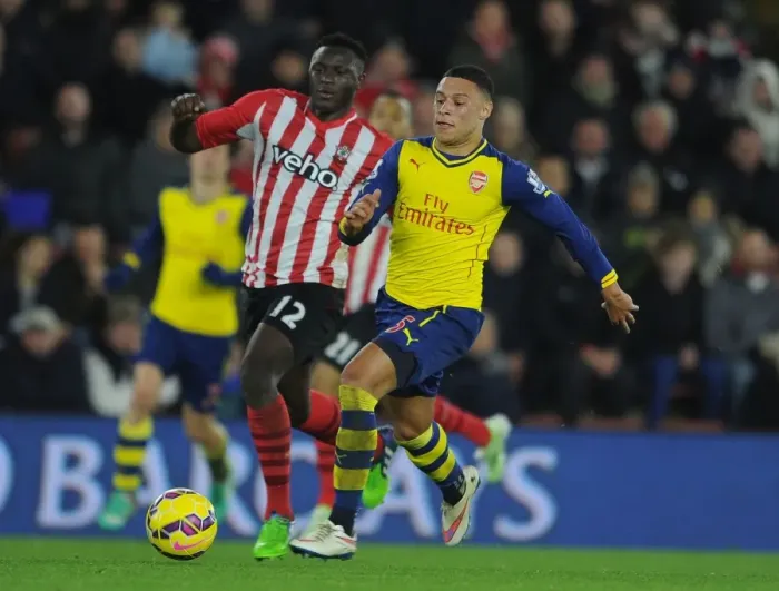 Framed Print : Arsenal's Oxlade-Chamberlain Clashes with Southampton's Wanyama in Premier League Showdown (January 2015)