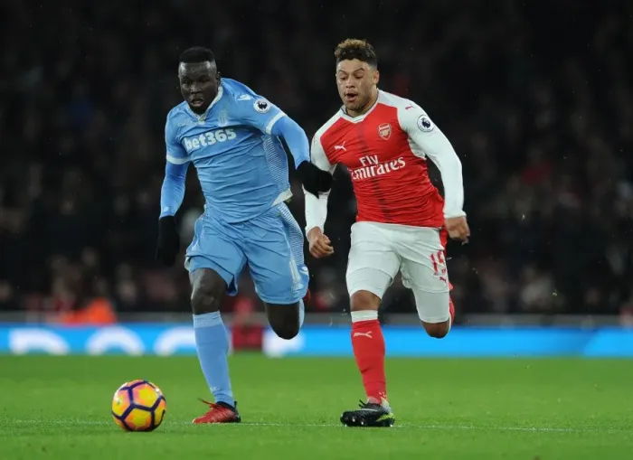 Framed Print : Arsenal's Oxlade-Chamberlain Clashes with Stoke's Diouf in Premier League Showdown Framed Print : Arsenal's Oxlade-Chamberlain Clashes with Stoke's Diouf in Premier League Showdown