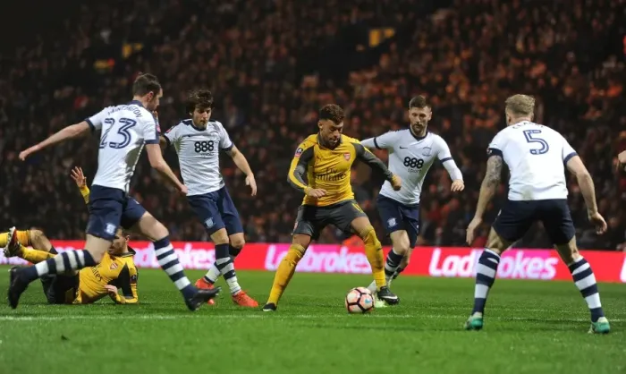 Framed Print : Arsenal's Oxlade-Chamberlain Faces Off Against Preston Duo Cunningham and Clarke in FA Cup Clash