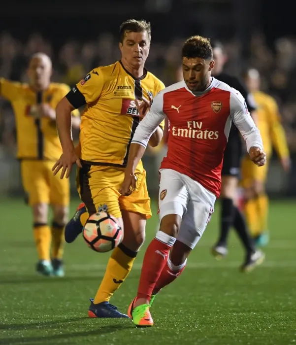Framed Print : Arsenal's Oxlade-Chamberlain Faces Off Against Sutton United's Collins in FA Cup Fifth Round Clash