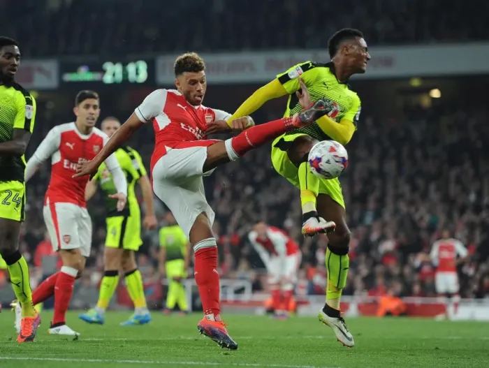 Framed Print : Arsenal's Oxlade-Chamberlain Fights Past Reading's Wieser in EFL Cup Clash
